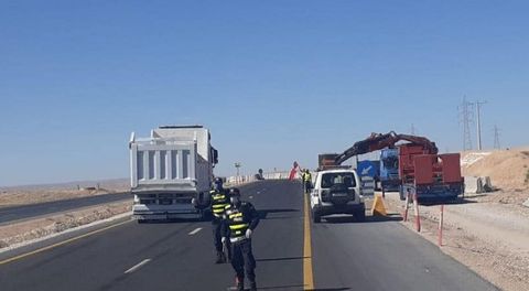إصابة(18) شخصا إثر تدهور حافلة على الطريق الصحراوي