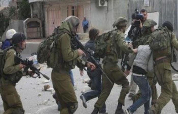 الاحتلال يعتقل 10 فلسطينيين في الضفة الغربية