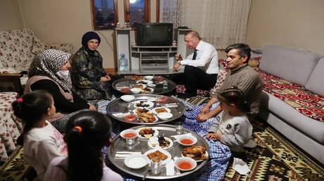 أردوغان وعقيلته ضيفان على مائدة إفطار مواطن تركي (صور)