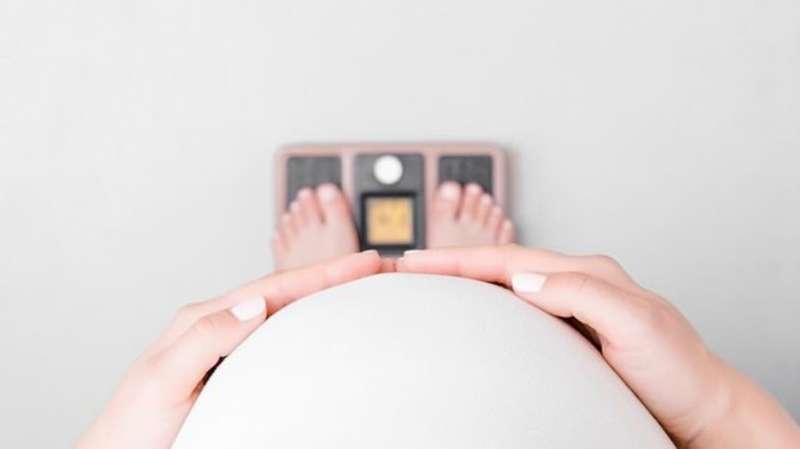 ما علاقة تكرار فقد الحمل بالبدانة والنحافة؟.. دراسة تكشف