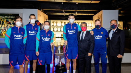 بالفيديو.. لاعبو برشلونة يضعون كأس الملك الجديد في المتحف