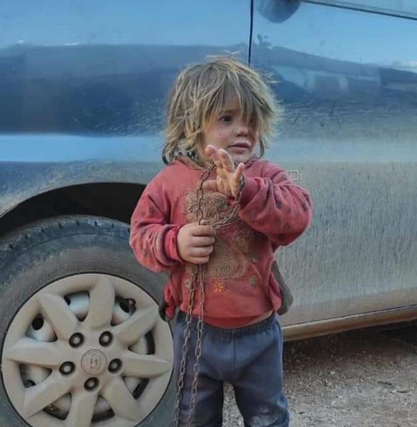 طفلة سورية قيدها والدها وسجنها في قفص فماتت جوعاً وعطشاً! حادث يثير غضباً على تويتر