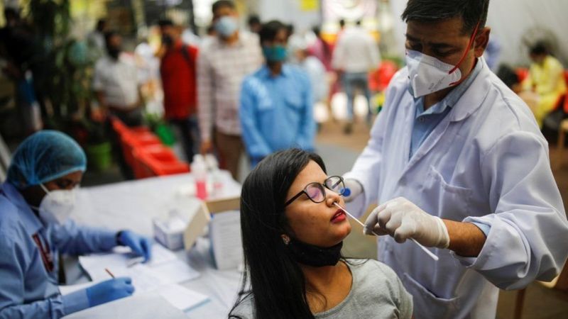 فيروس كورونا: الهند تقرّ بوجود علاقة بين السلالة المتفشية لديها وارتفاع عدد الإصابات
