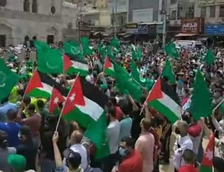 آلاف الأردنيين يعتصمون في وسط البلد تضامنا مع الشيخ جراح.. ويطالبون بترجمة لاءات الملك - صور