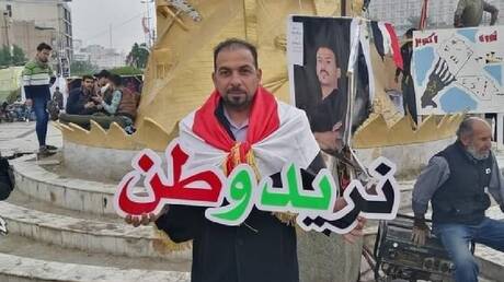 لحظة اغتيال الناشط في الاحتجاجات العراقية إيهاب الوزني أمام منزله (فيديو)