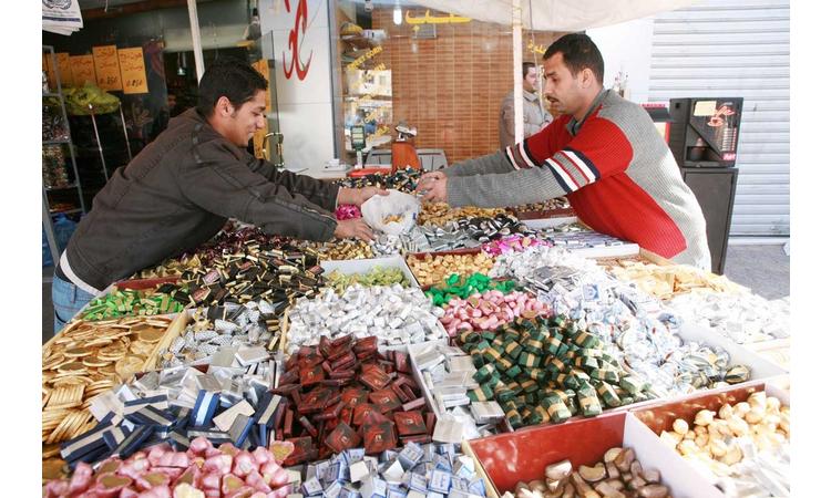 حماده: إقبال ضعيف على شراء مستلزمات ضيافة العيد