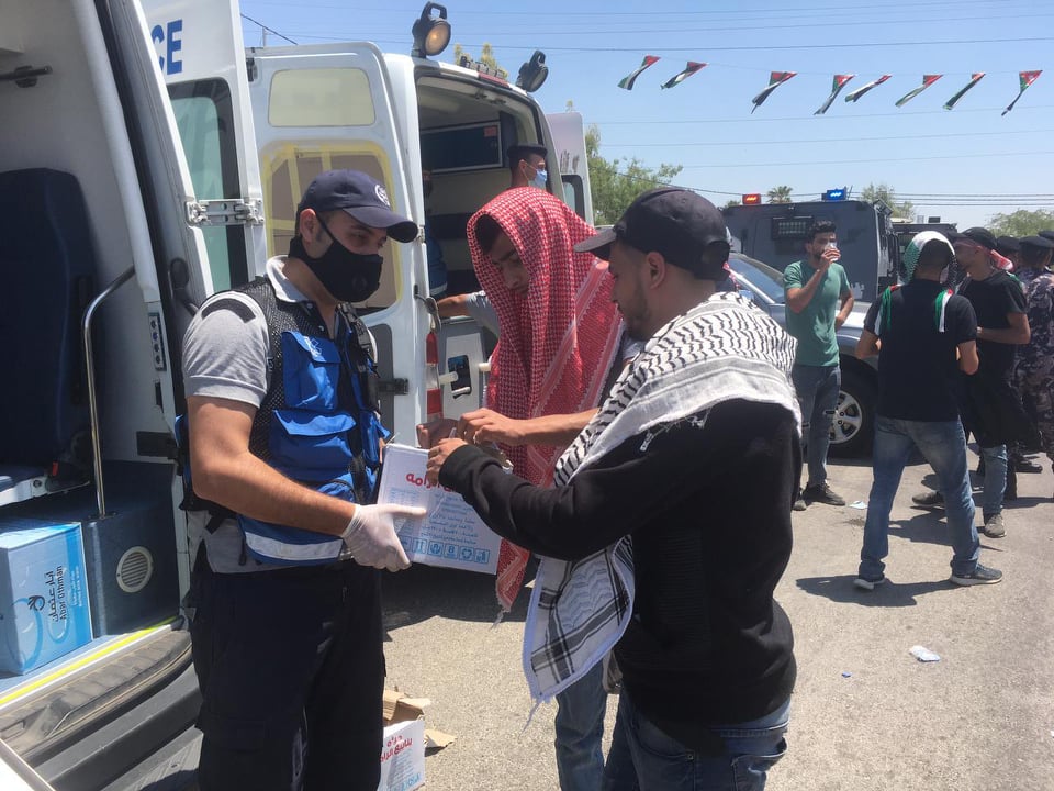 محتجون في الفعالية قرب الحدود الأردنية الفلسطينية يتجاوزون الطوق الأمني.. والأمن يستخدم القوة المناسبة - صور