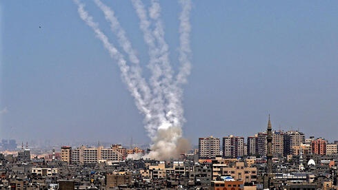 مقتل إسرائيلي القسام توسع دائرة القصف لتشمل تل ابيب وضواحيها ومستوطنات الضفة