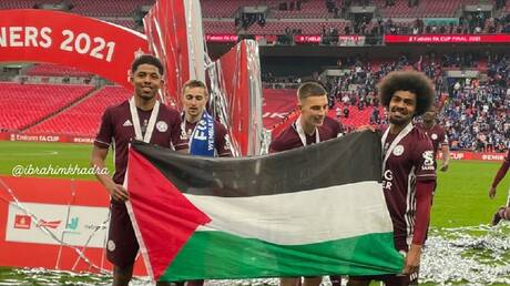 ليستر سيتي يرفع كأس الاتحاد الإنجليزي وعلم فلسطين (فيديو)