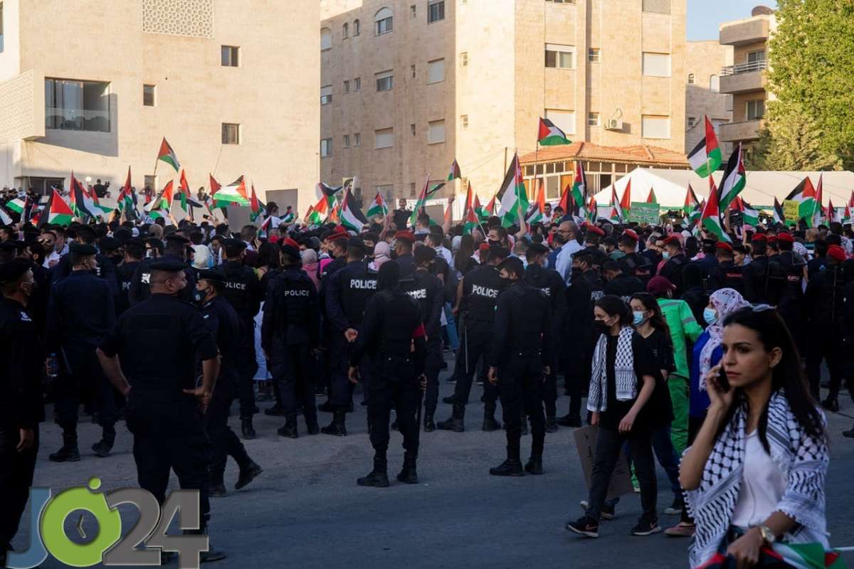 مئات الاردنيين قرب سفارة الاحتلال: الرابية بدها تحرير.. من السفارة والسفير