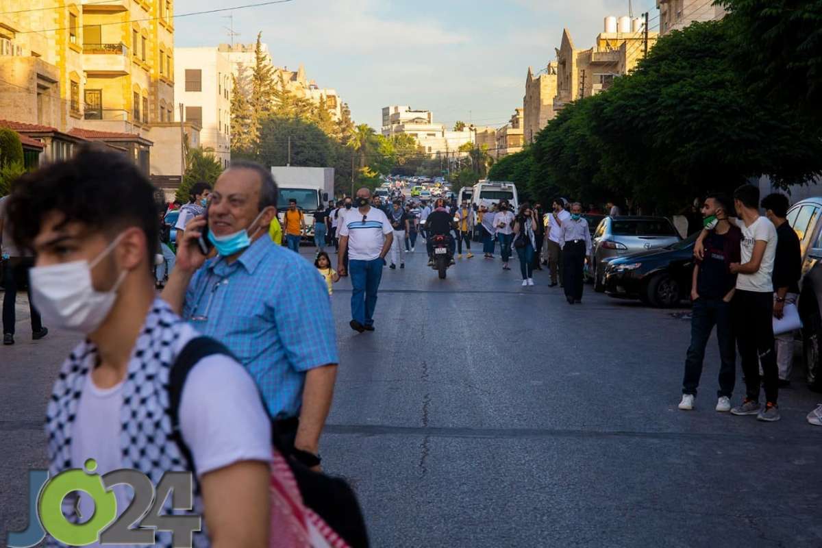 مئات الاردنيين قرب سفارة الاحتلال: الرابية بدها تحرير.. من السفارة والسفير