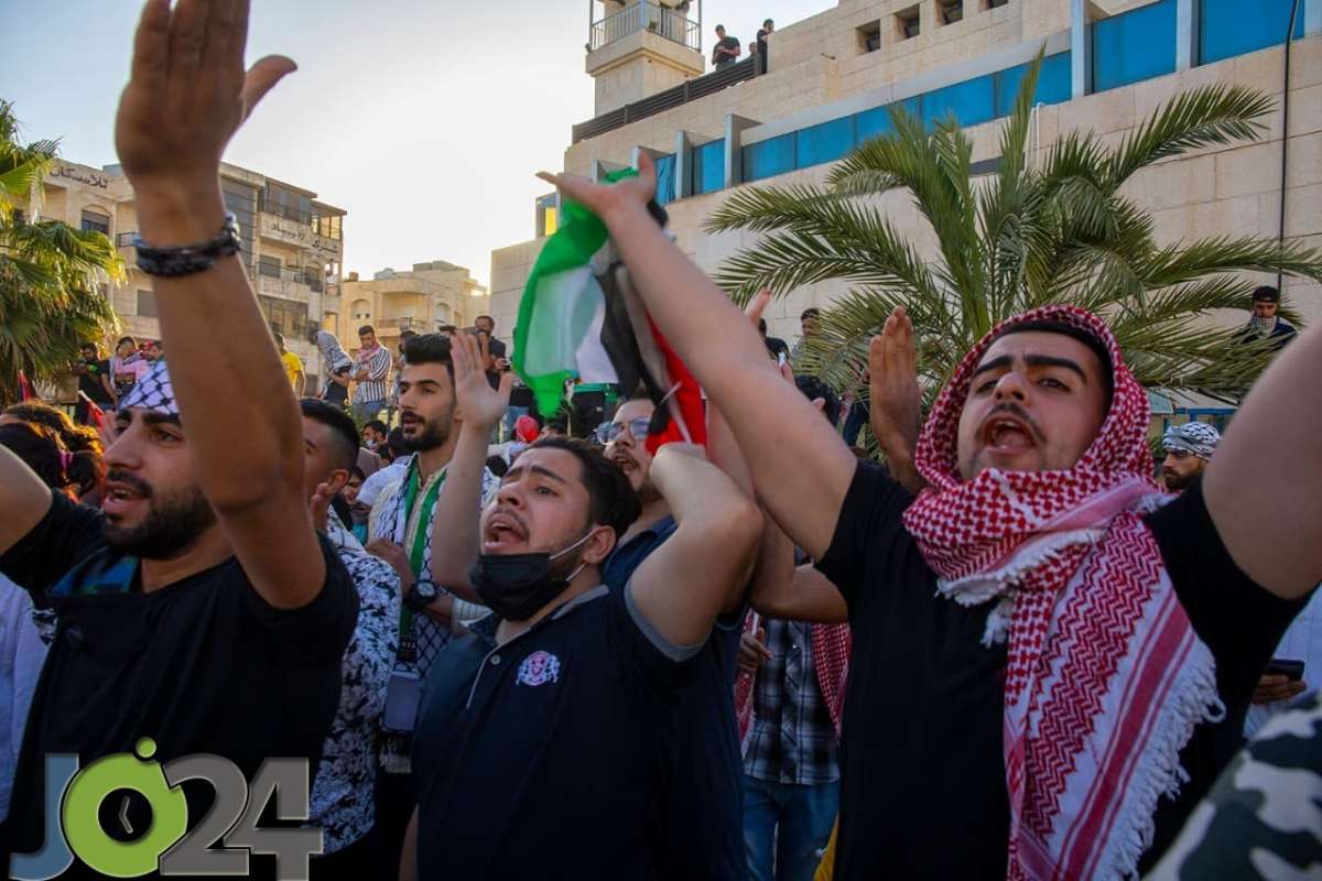 مئات الاردنيين قرب سفارة الاحتلال: الرابية بدها تحرير.. من السفارة والسفير