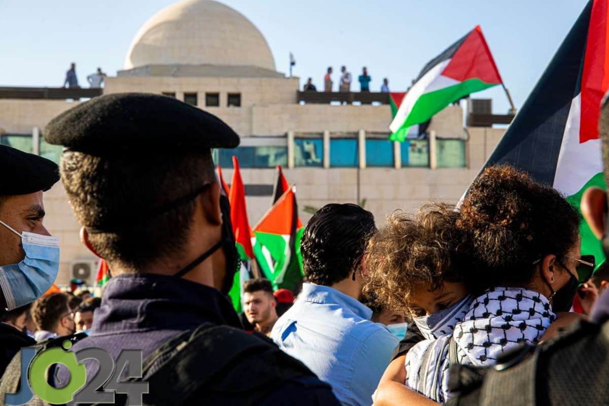 مئات الاردنيين قرب سفارة الاحتلال: الرابية بدها تحرير.. من السفارة والسفير