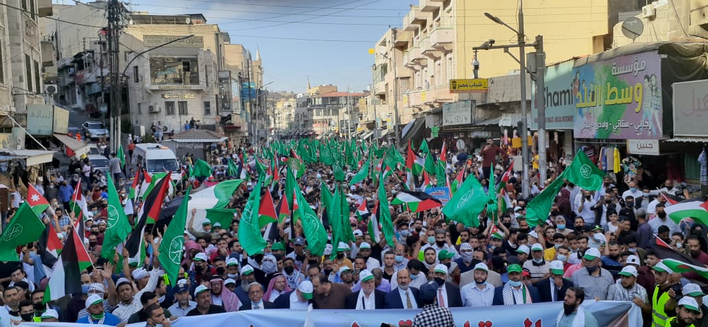 آلاف الاردنيين في مسيرة بوسط البلد: الشعب يريد.. طرد السفير