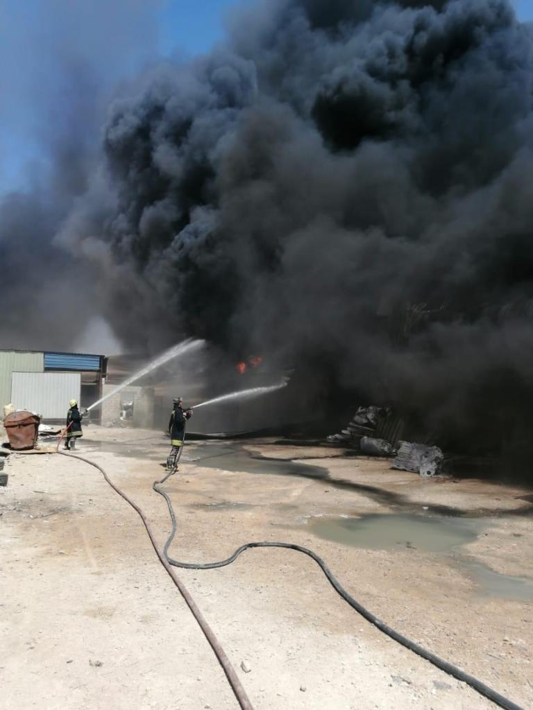 الدفاع المدني يسيطر على حريق في مصنع بالموقر