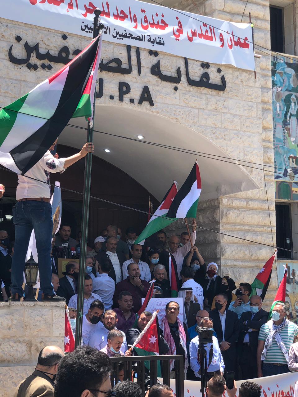 الصحفيون يحتشدون امام نقابتهم دعما للزملاء والاهل في فلسطين.. ويطالبون بالغاء اتفاقية وادي عربة - صور وفيديو