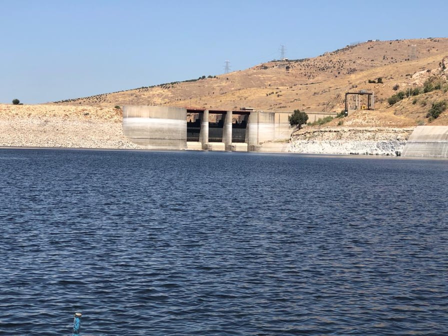 بعد التقاط الملك صور لسد طلال.. سلطة وادي الاردن تنظف مدخل البحيرة - صور