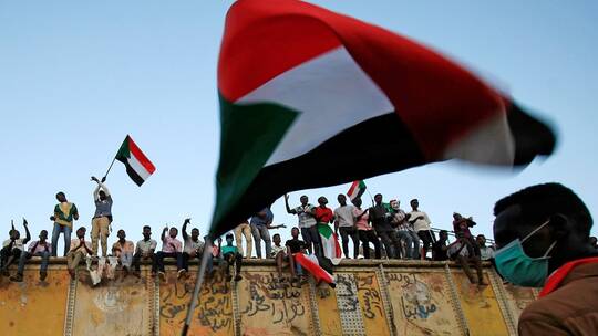 عقب زيادة أسعار الوقود.. تجمع المهنيين السودانيين يدعو للتظاهر وإسقاط الحكومة
