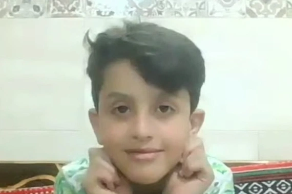 أنا كريم.. طفل فلسطيني يوزع العصائر على الفرق المصرية في غزة (فيديو)