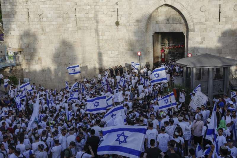 مستوطنون ينظمون مسيرة الأعلام في القدس.. والاحتلال يقمع مسيرات فلسطينية في الضفة