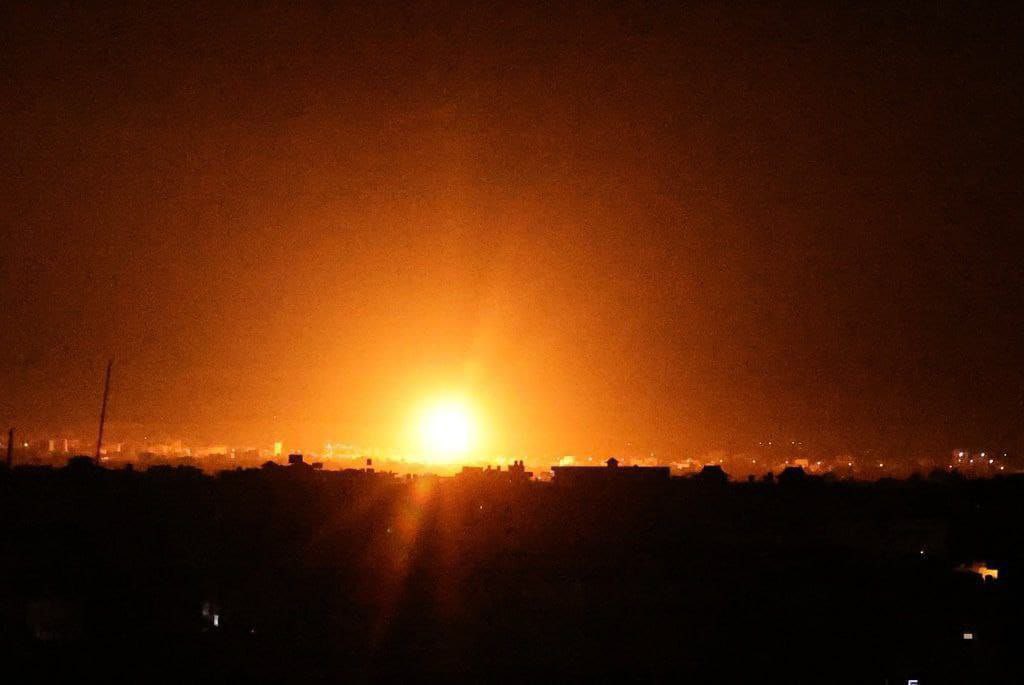 طائرات الاحتلال تستهدف عدة مواقع مدنية في قطاع غزة - صور  
