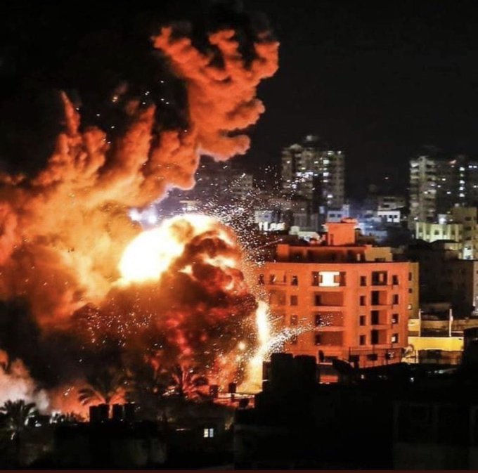 طائرات الاحتلال تستهدف عدة مواقع مدنية في قطاع غزة - صور  