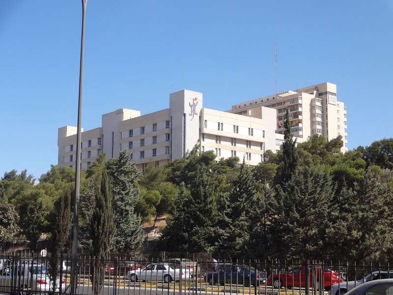 ثلاثون طبيبا مختصا يطالبون رئيس الاردنية النظر في شكوتهم على ادارة مستشفى الجامعة