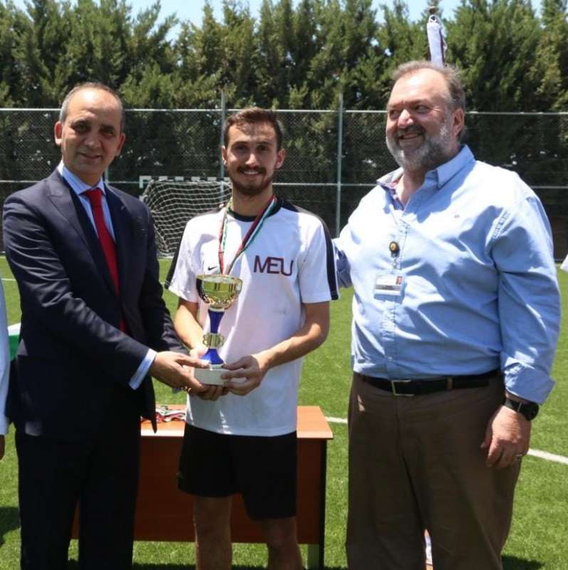 فريق جامعة الشرق الأوسط MEU يفوز بمباراة الخماسي لكرة القدم