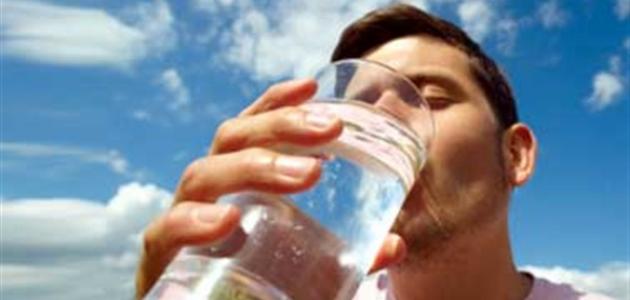 ماذا يحصل في الجسم عند شرب كمية قليلة من الماء في الجو الحار