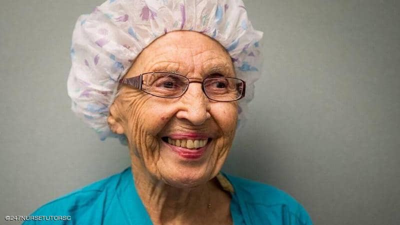 بعد 70 سنة من الخدمة.. أكبر ممرضة أميركية تتقاعد