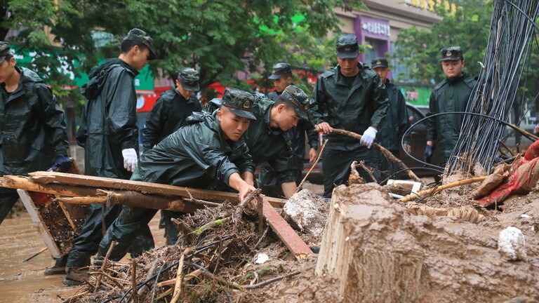 مدينة تشنغتشو الصينية تبدأ عمليات التنظيف بعد عواصف قتلت 33 شخصا