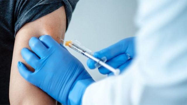 الصحة تعلن اسماء مراكز التطعيم للجرعة المعززة السبت