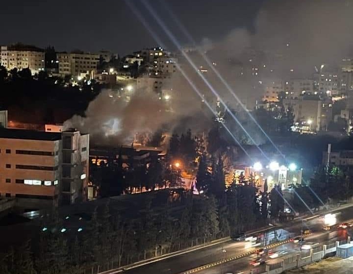الدفاع المدني يخمد حريقا داخل مستودع في الجامعة الاردنية