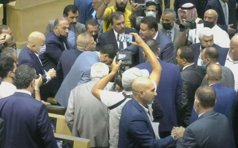 جلبة تحت قبة البرلمان.. نائب يجلس في مقعد رئيس الوزراء احتجاجا على رفع المحروقات