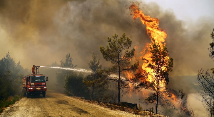 اليونان.. عمليات إجلاء واسعة طالت المنتجعات مع انتشار حرائق الغابات