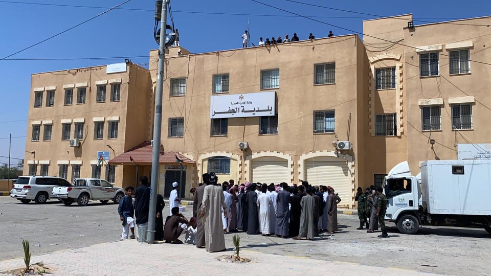 متعطلون عن العمل في الجفر يهددون بحرق انفسهم: الجهات الرسمية خدعتنا - صور