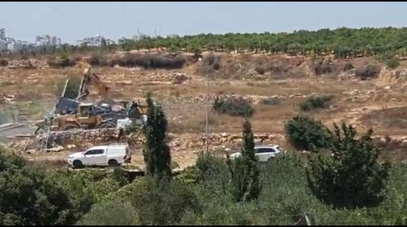 فيديو الاحتلال يجرف قطعة أرض وأسوارا ومصيف شمال الخليل