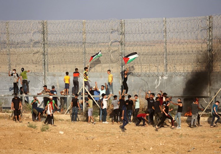 غزة: إصابة متظاهرين برصاص الاحتلال بذكرى إحراق الاقصى