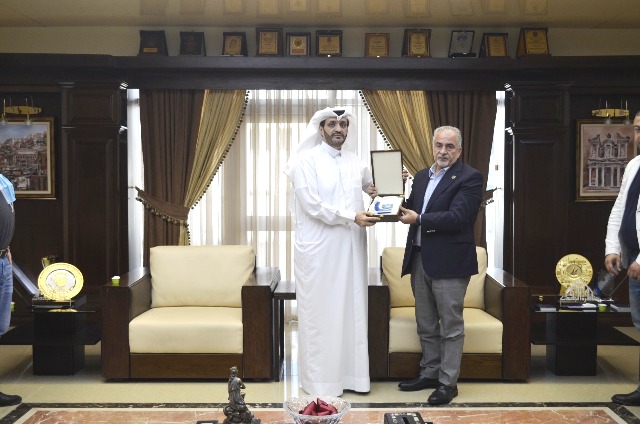 رئيس جامعة عمان الأهلية يكرم أمين عام الاتحاد العربي لكرة الطاولة ورئيس الاتحاد الأردني لكرة الطاولة