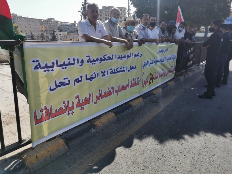 العاملون في الاردنية السورية للنقل يطالبون رئيس الوزراء بحلّ قضيتهم ويعتصمون امام النواب - صور
