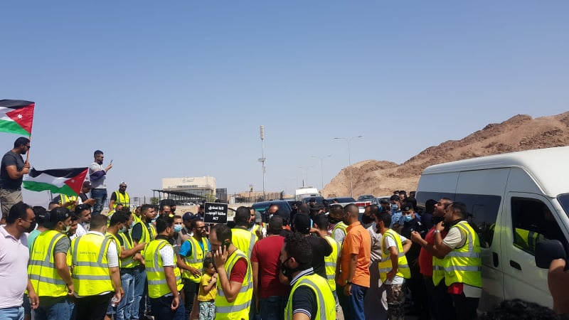 الامن يعتقل (4) عاملين في شركة ميناء حاويات العقبة بعد اعتصام يطالب بتثبيتهم - صور