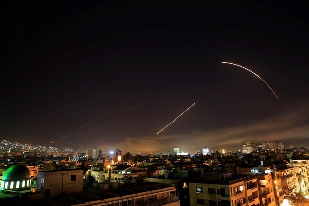 الدفاعات الجوية السورية تتصدى لصواريخ معادية في سماء دمشق