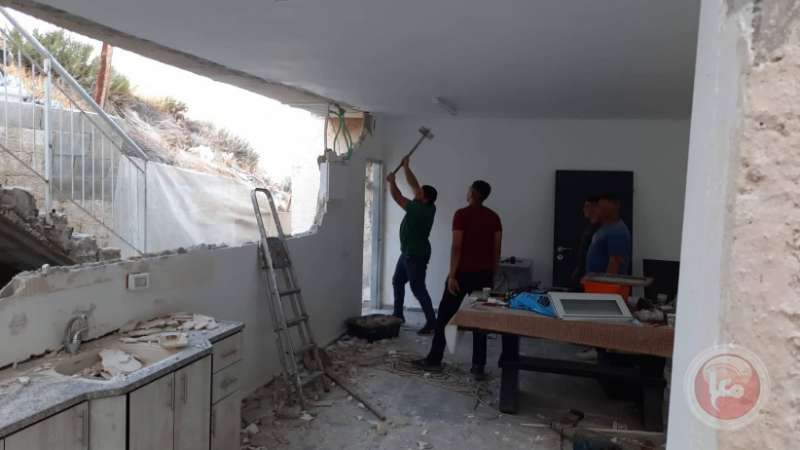 بقرار من بلدية الاحتلال عائلة أبو هدوان تهدم منزلها بيدها في سلوان