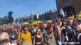 الآلاف يتظاهرون في عاصمة هولندا احتجاجا على قيود كورونا