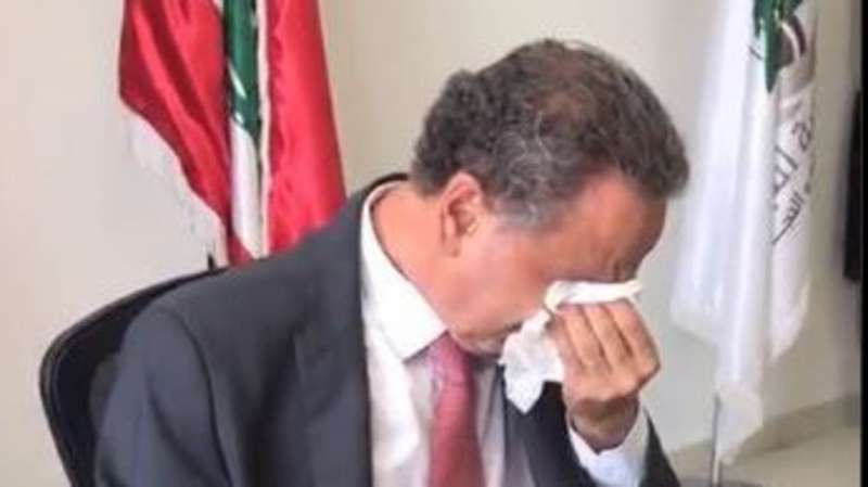 فيديو.. وزير لبناني يبكي أثناء تسليمه الوزارة لخلفه