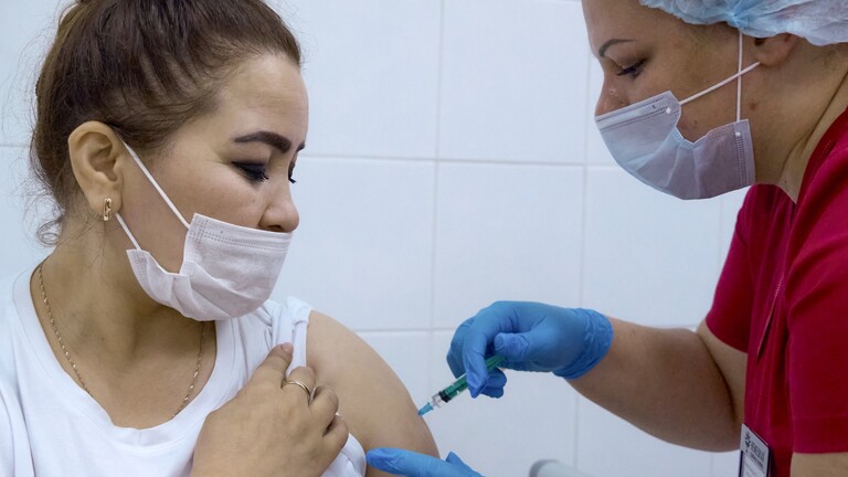 علماء: التطعيم بجرعة معززة من لقاحات كورونا غير ضروري حاليا