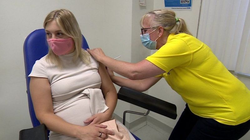 فيروس كورونا: ما هي مخاطر امتناع النساء الحوامل عن تلقي اللقاحات؟