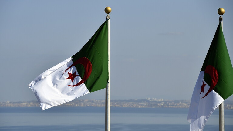 الرئيس الجزائري يقرر تنكيس علم البلاد ثلاثة أيام حدادا على وفاة بوتفليقة