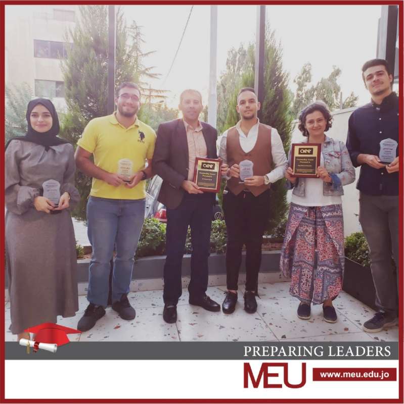 تكريم طلبة من قسم هندسة الطاقة المتجددة في جامعة الشرق الأوسط MEU
