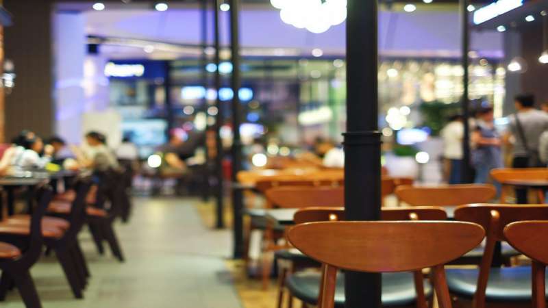 توصية بزيادة أعداد الأشخاص على الطاولات في المطاعم